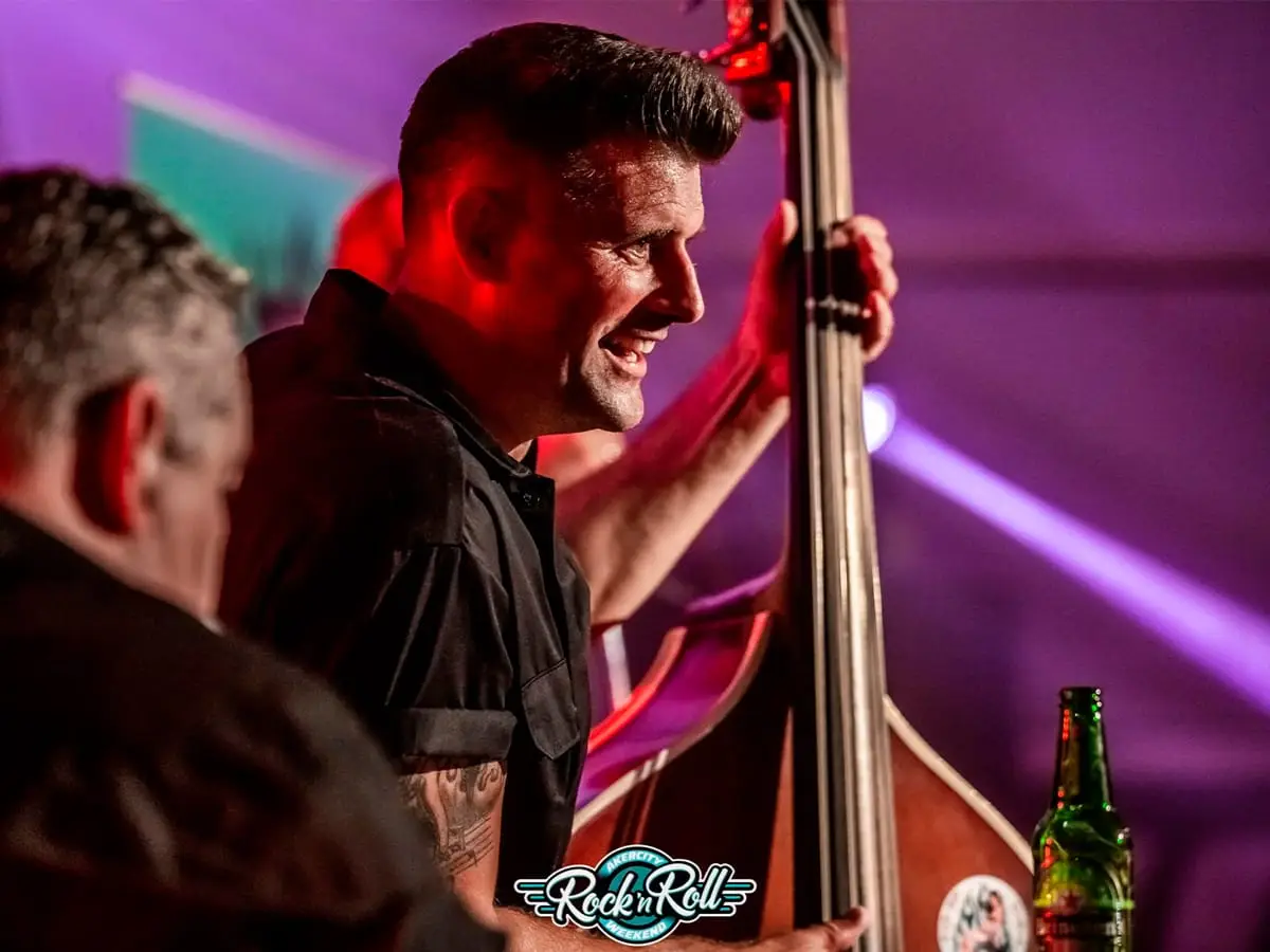 Bassist kijk naar het publiek