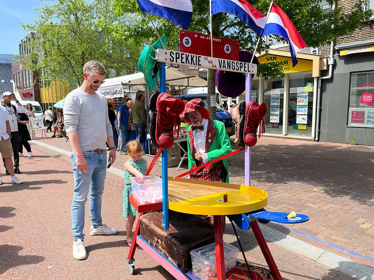 Vader met dochter bij een spel met spekkies