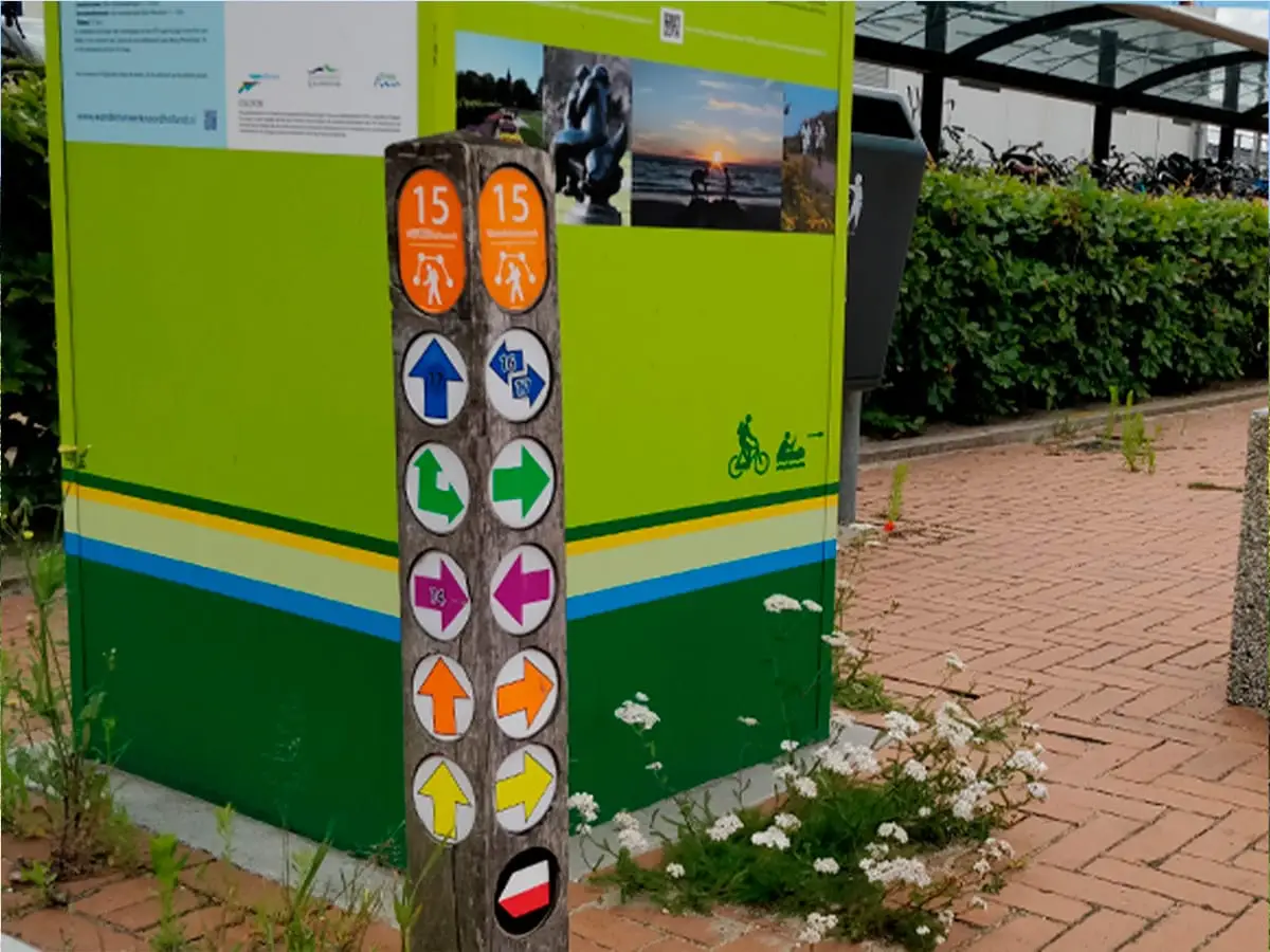 Paal met wandelroute pijlen