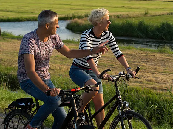 Stel fiets langs de vaart