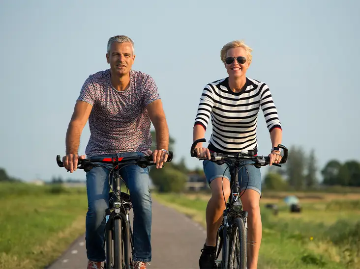 Stel fiets over dijkje