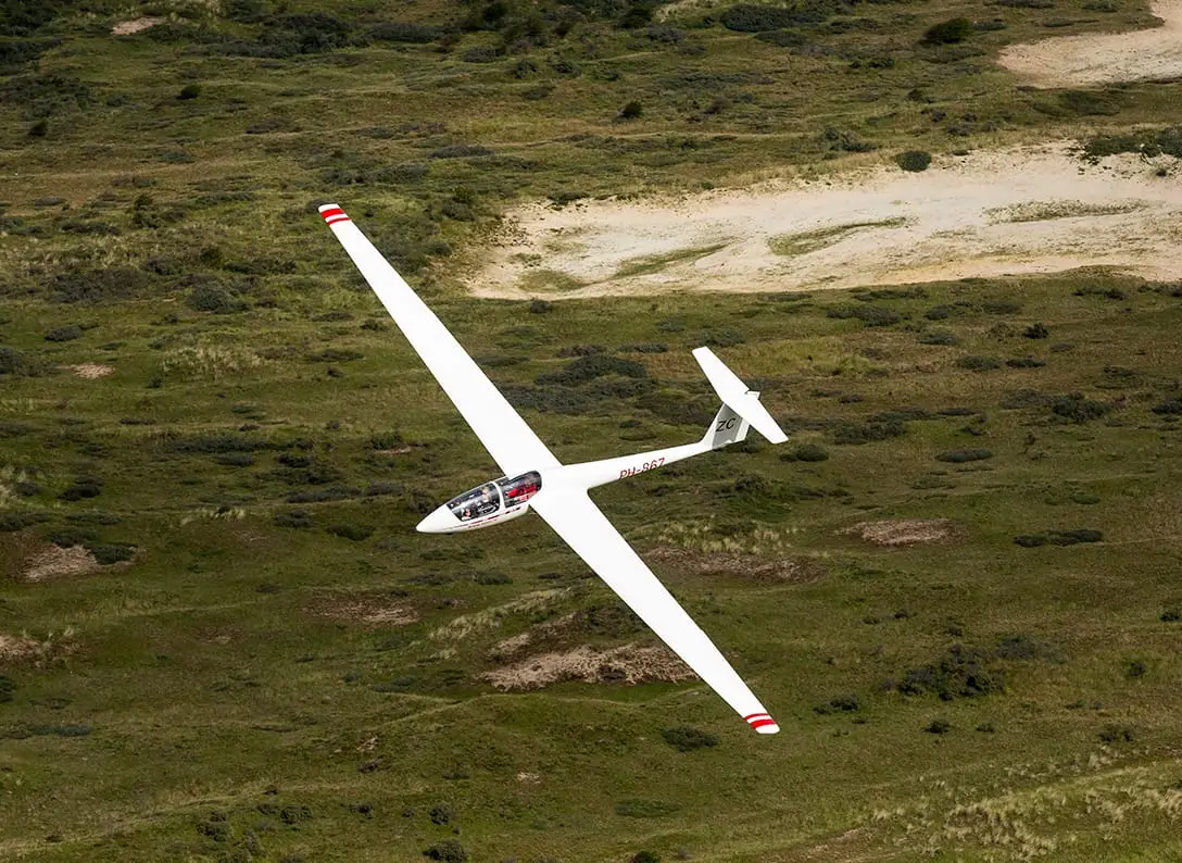 Segelflugzeug über Wassereinzugsgebiet