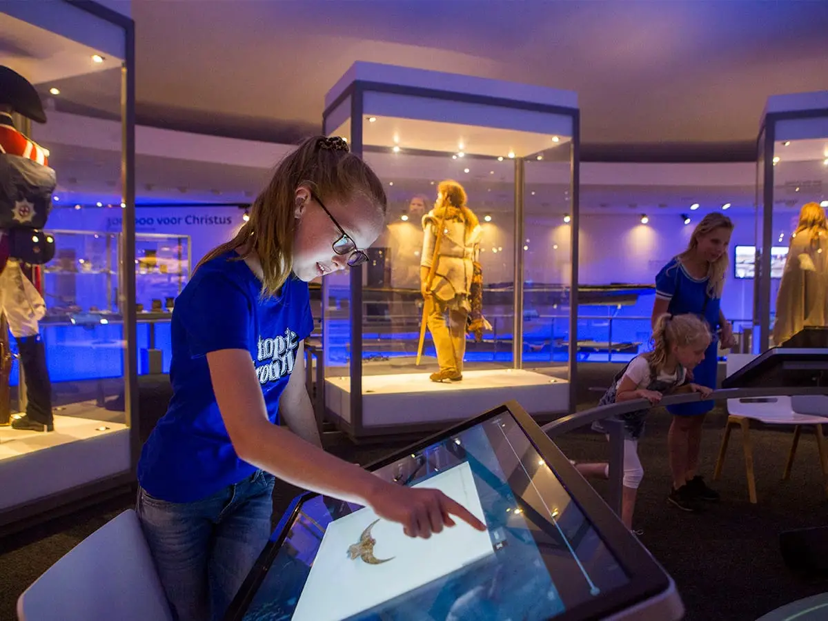 Meisje bij interactief scherm in het museum