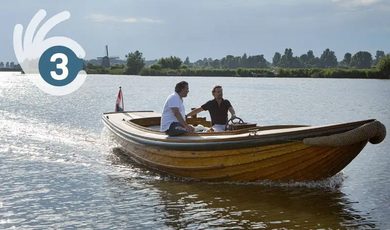 Twee mannen in een sloep op het Alkmaardermeer