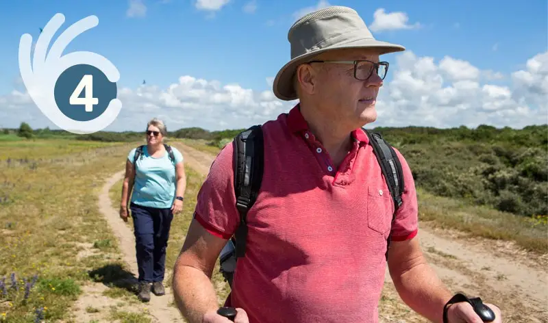 Man en vrouw wandelen in het waterwingebied