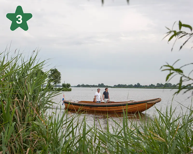 Twee mannen in een sloep op het Alkmaardermeer