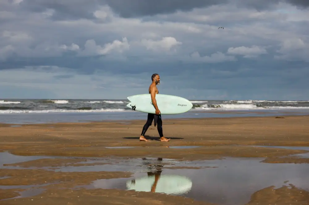 Surfer op het strand