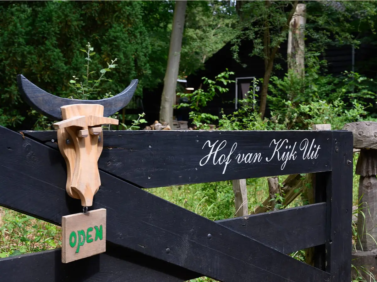 Hof van Kijk Uit entree met bordje met 'open'