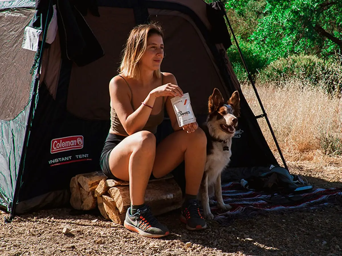 Hond met zijn baasje bij een tent