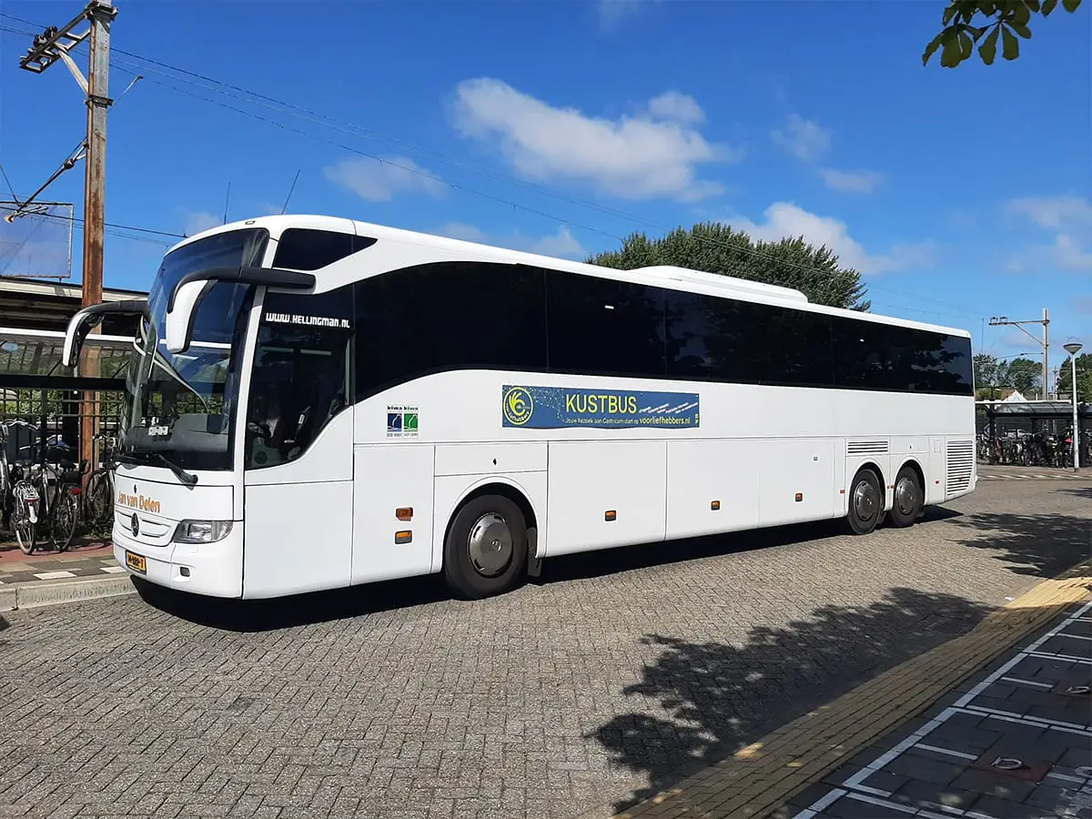 Kustbus bij het NS station