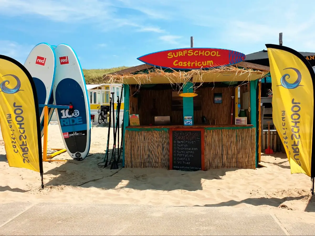 Surfschool hutje op het strand