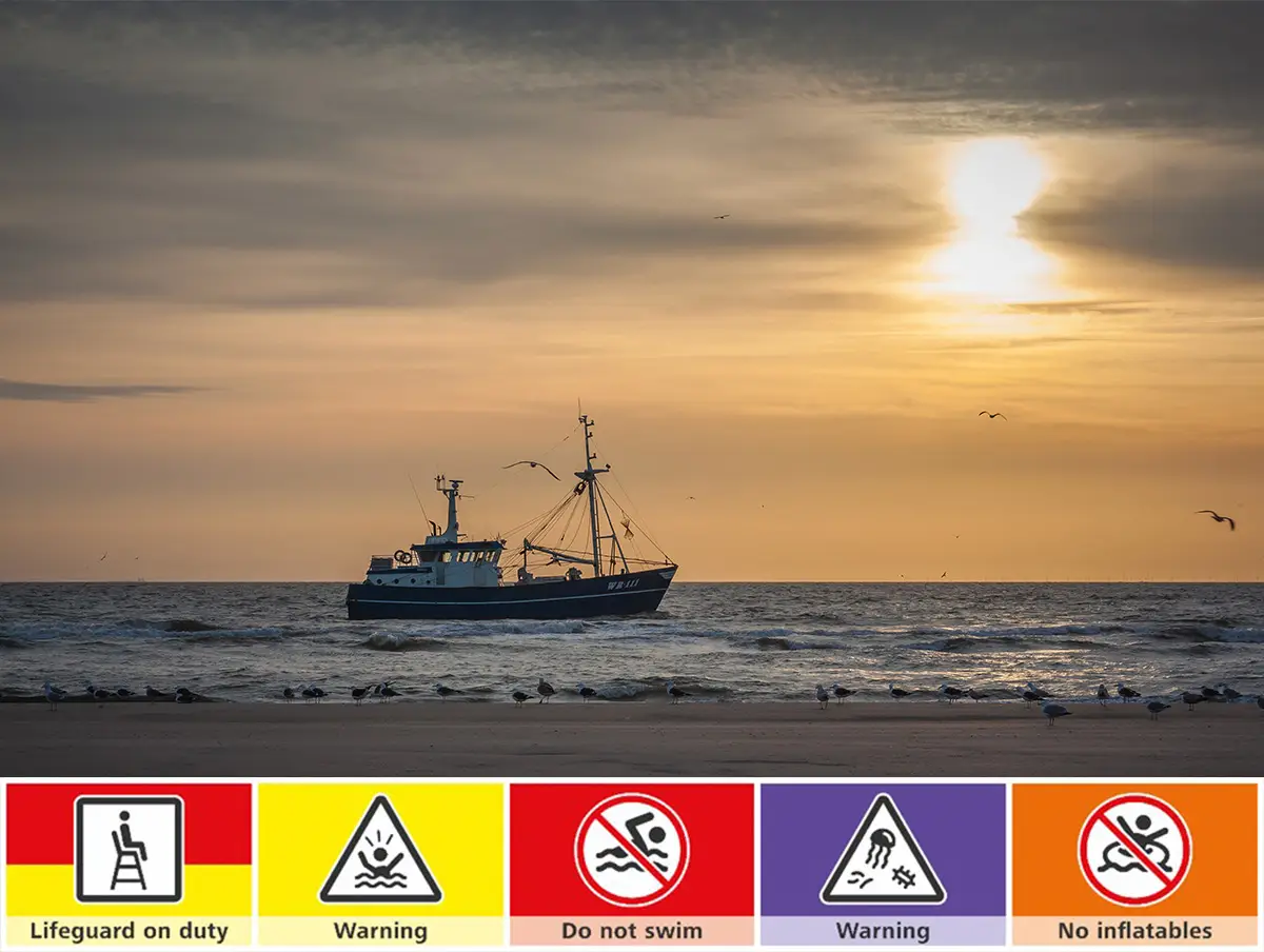 Schild zur Erklärung der Flaggen am Strand