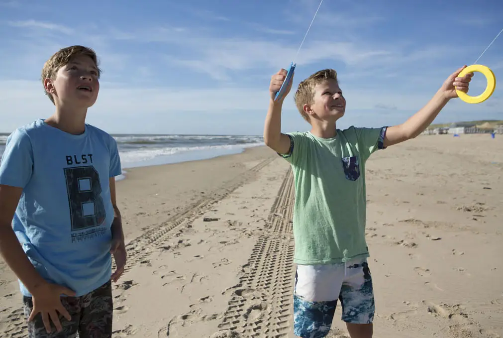 Vliegeren op het strand
