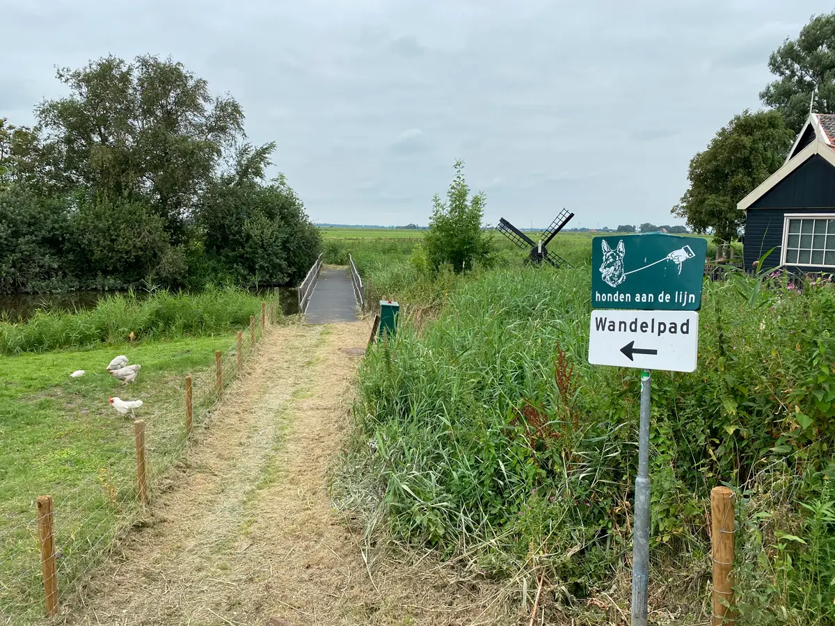Bord met wandelpad op De Woude