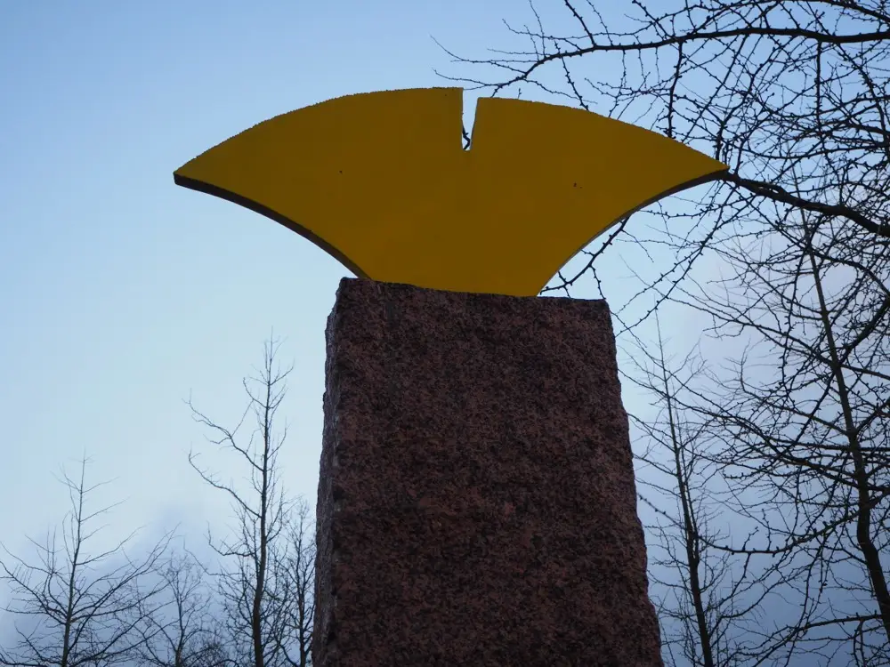 Een beeld met een geel abstract kunstwerk