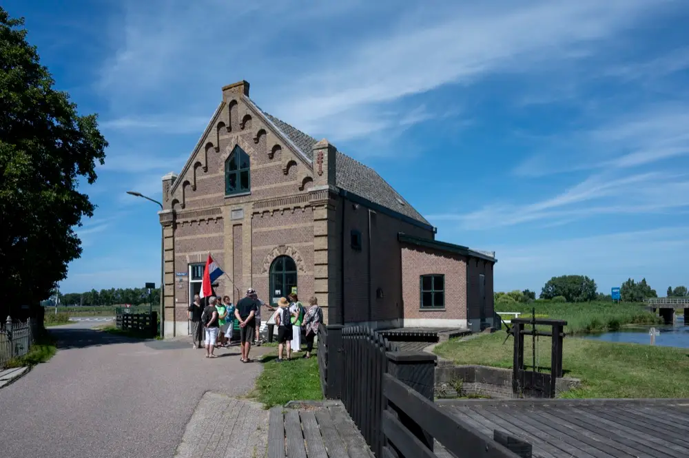 Het gemaal met een groep mensen er voor