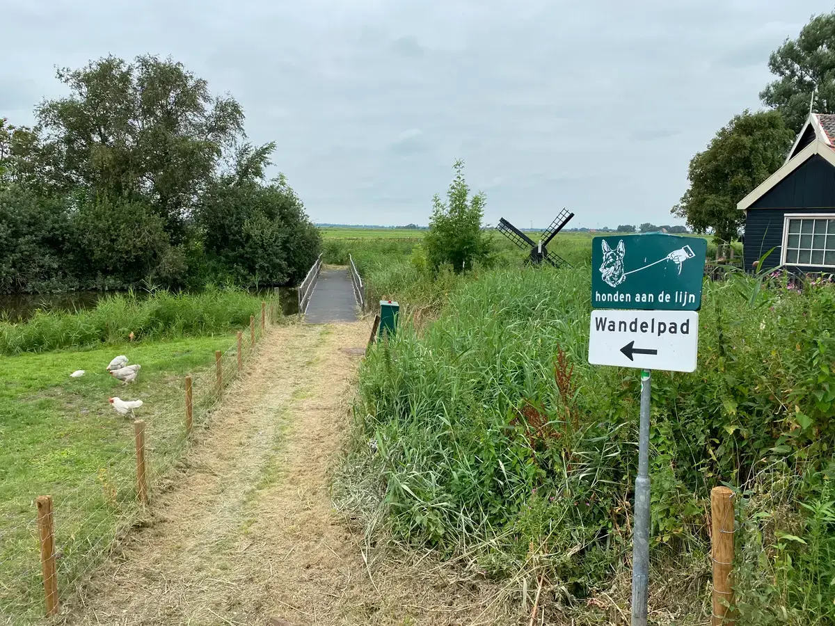 Stukje polder met een bord 'Wandelpad'