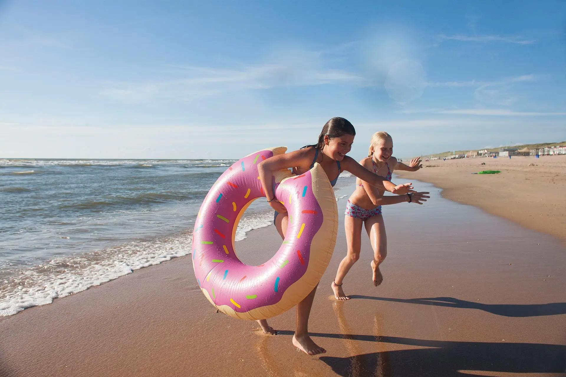 Kinderen spelen op het strand