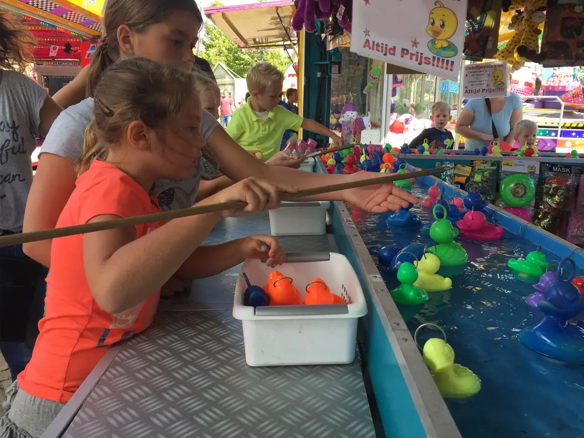 Eendjes vissen op de kermis van Bakkum