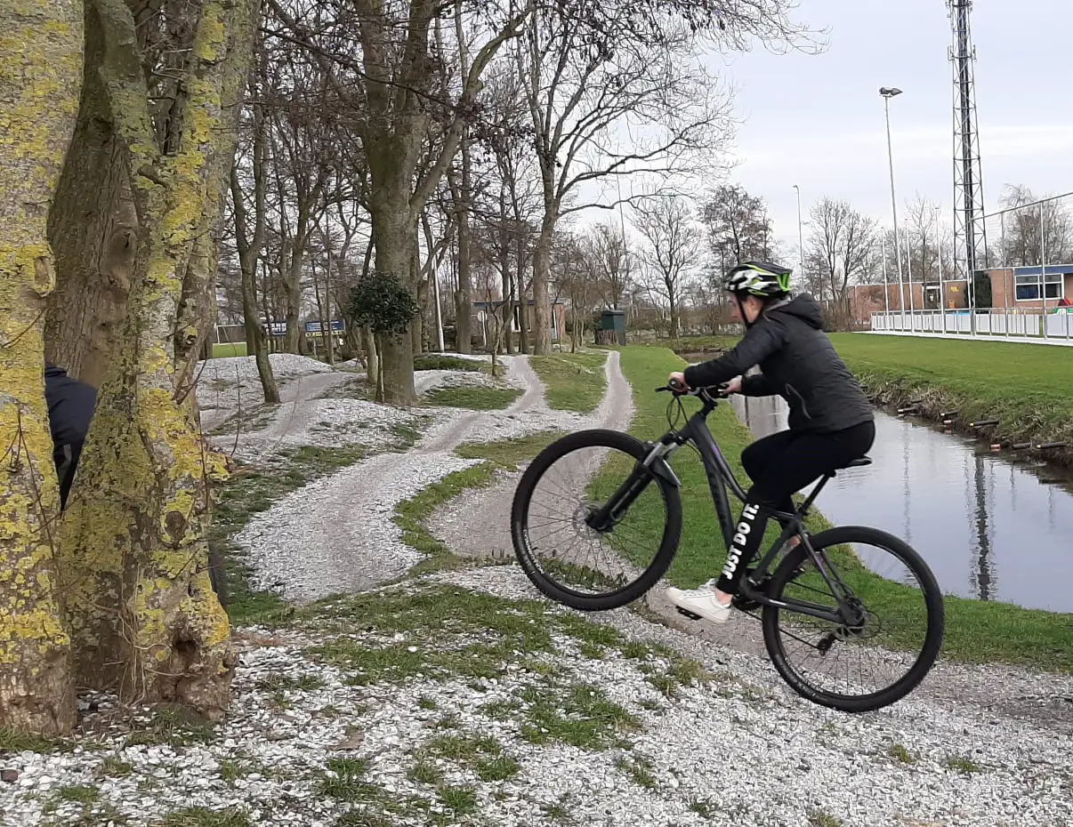 Kind op een mountainbike parcours