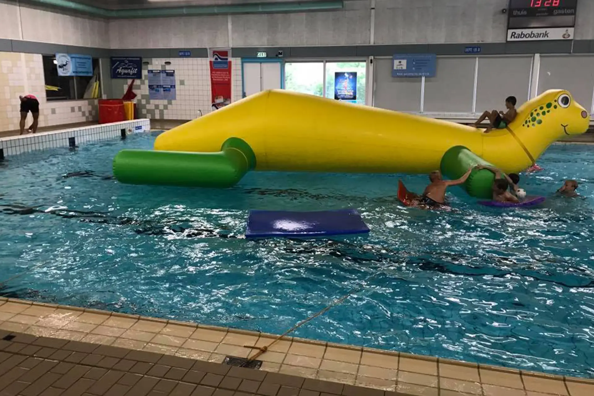 Speeltoestel in het zwembad