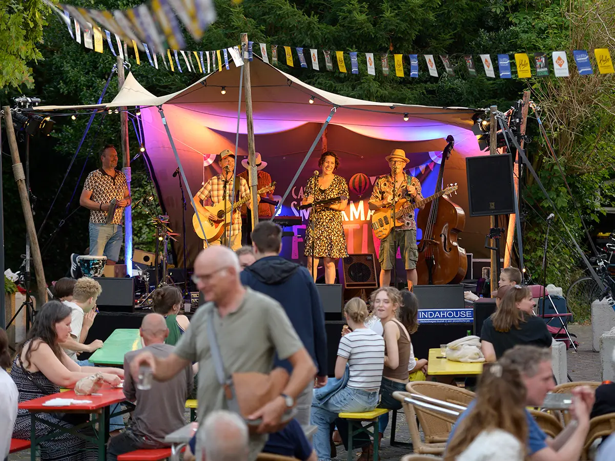 Podium met artiesten