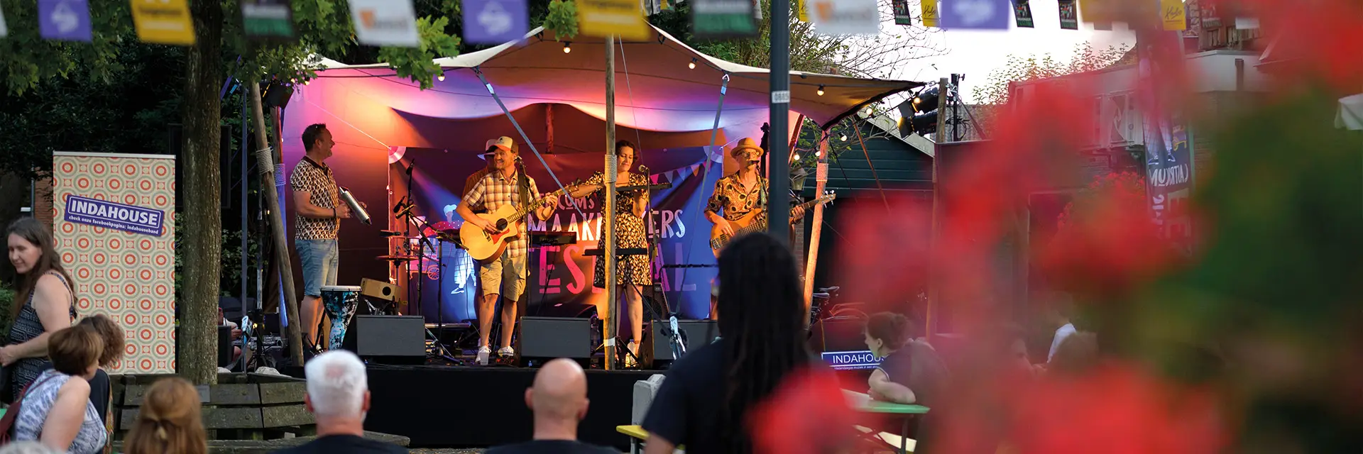 Podium met band op het dorpsplein van Castricum