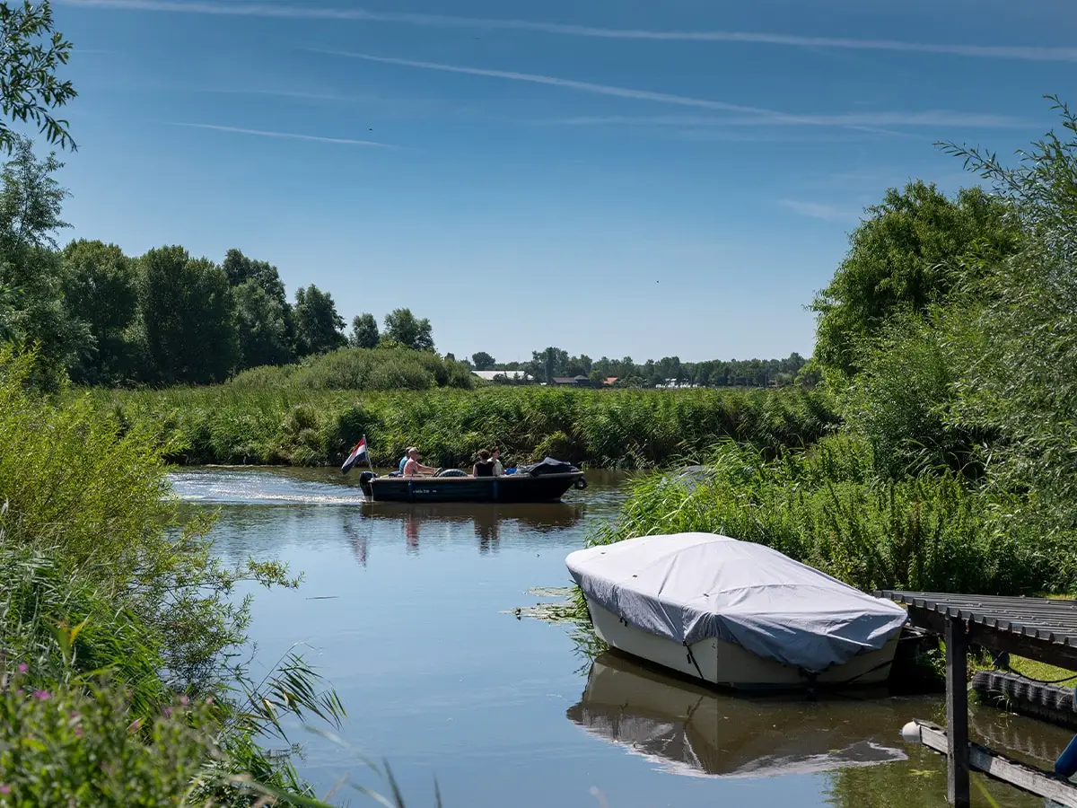 Een boot in het waterrijke gedeelte van het Oer-IJ gebied