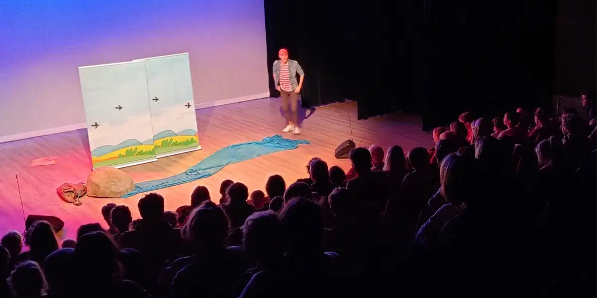 Foto van een optreden in het theater
