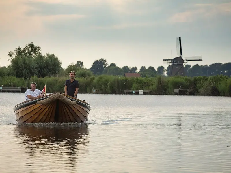 Een sloep op het Alkmaardermeer in Akersloot
