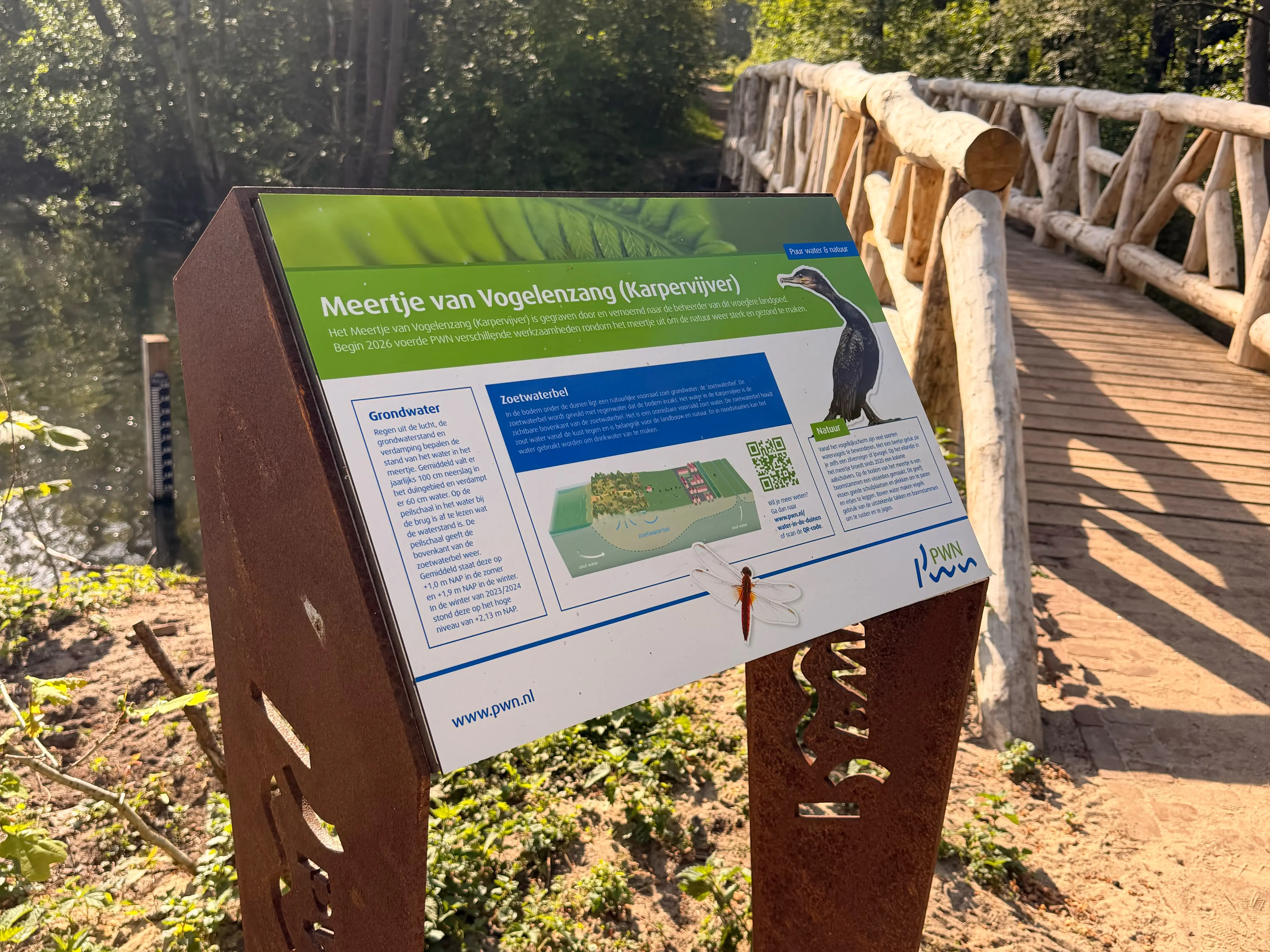 Bord met informatie over het Meertje van Vogelenzang vlak bij de brug.