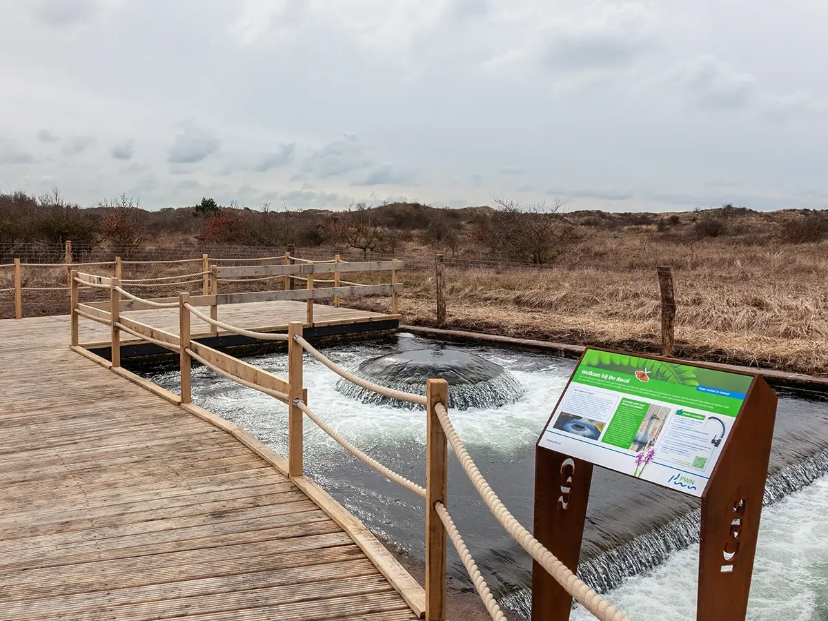 De Kwal met een loopbrug eromheen en informatiebord