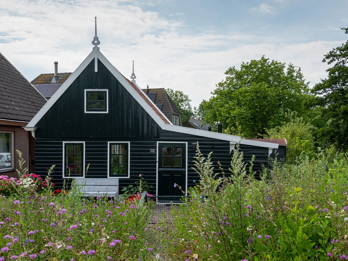 Een houten Zaan huisje op De Woude