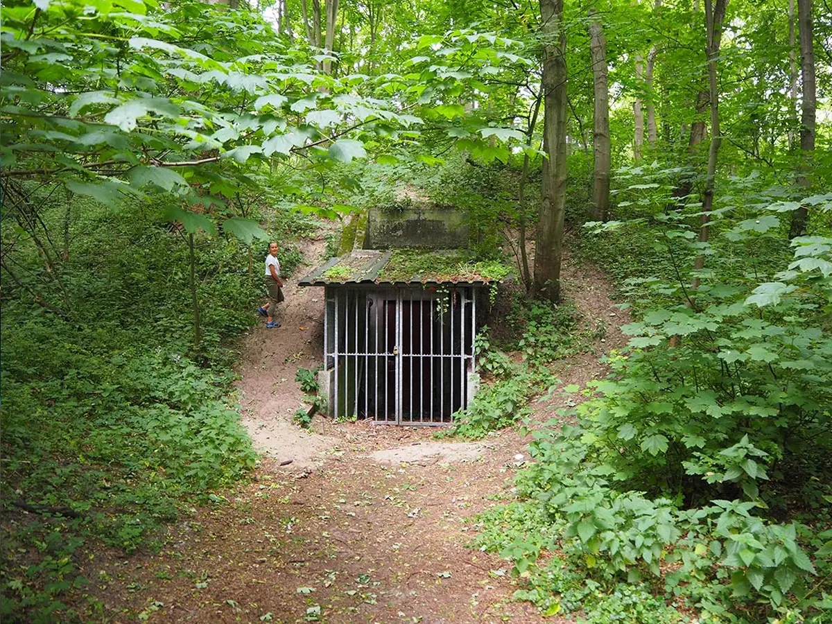 Foto van de Kustbunker nu. In de duinen met slot op het hek.
