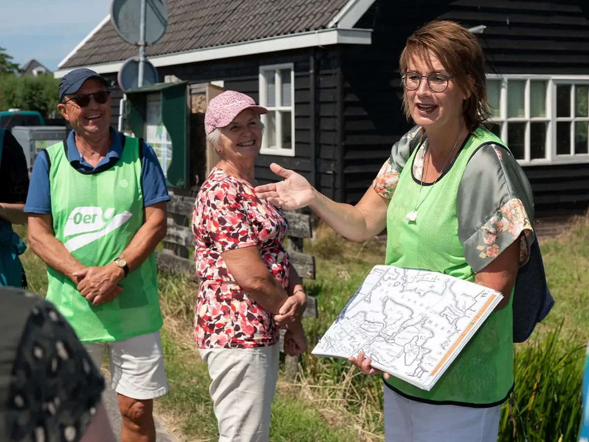 Iemand die uitlegt geeft over het Oer-IJ gebied met een plattegrond