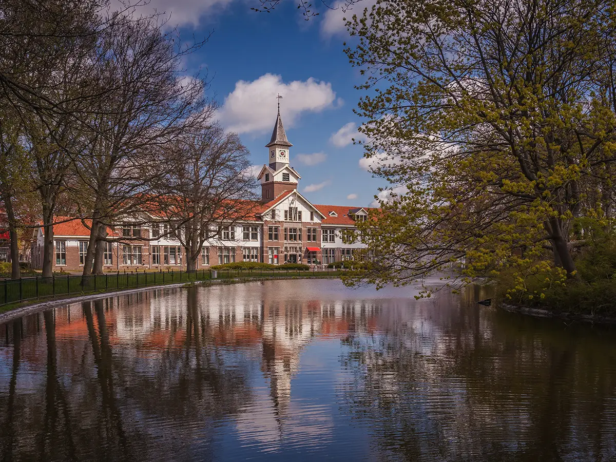 Uitzicht over het water met aan het einde het rijksmonument