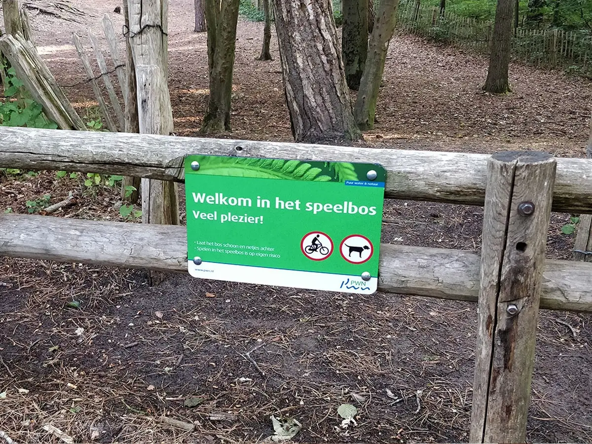 Bord 'Welkom in het speelbos, veel plezier!'