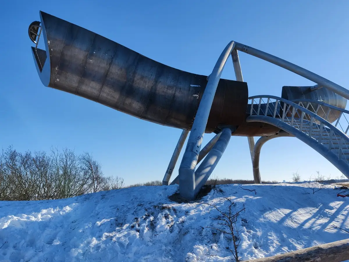 Uitkijktoren in de winter met sneeuw