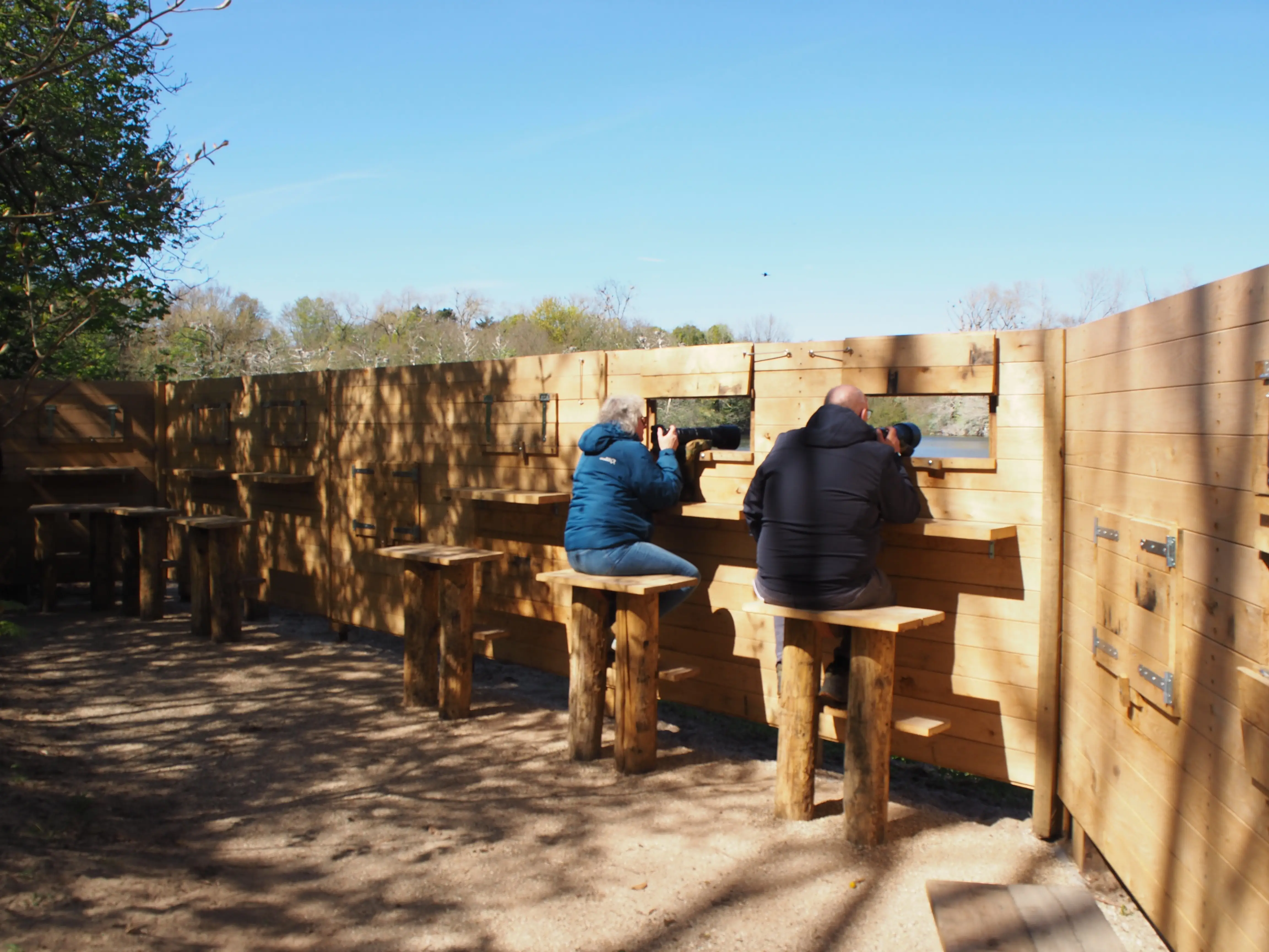 Muur met kijkgaten bij het Meertje van Vogelenzang