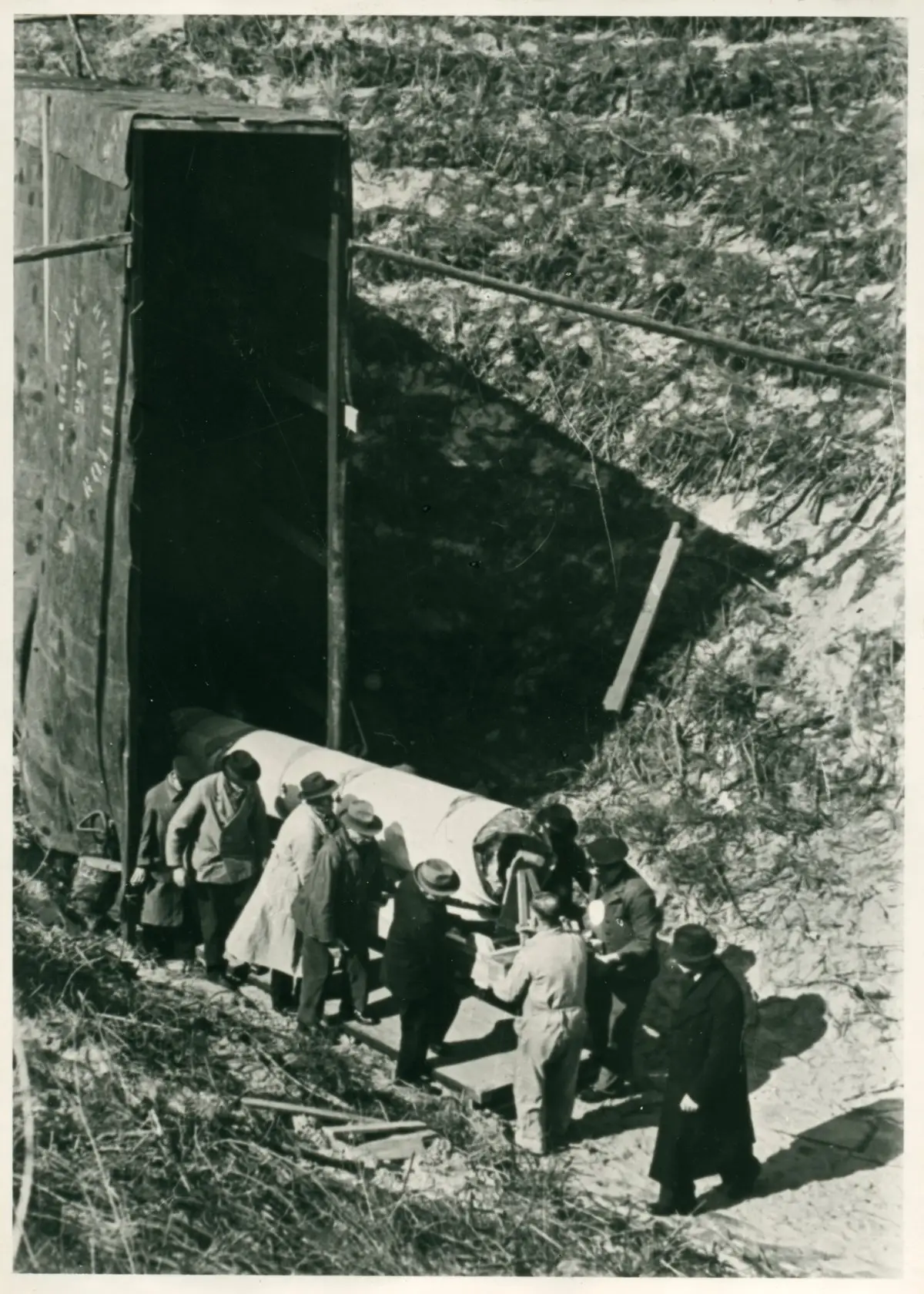Mannen transporteren opgerold doek van de nachtwacht uit schuilkelder. Foto is van de beeldbank Rijkmuseum.