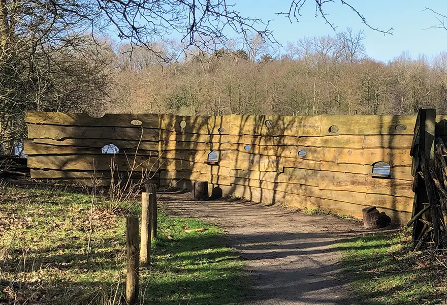 Muur met kijkgaten bij het Meertje van Vogelenzang