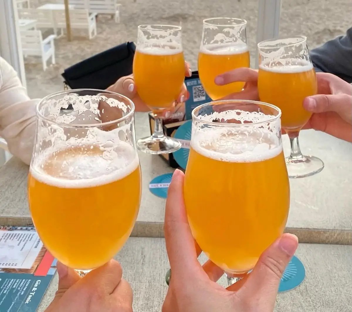 Klinkende glazen gevuld met Kwaliteitsmomentje bier