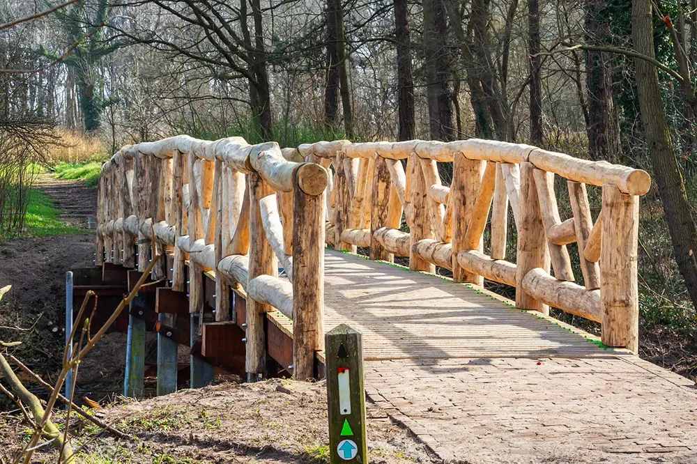 Nieuwe kneppelbrug bij het meertje