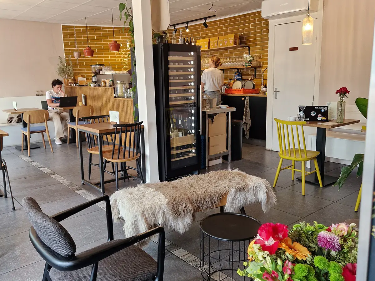 Binnen bij koffiebar Buna