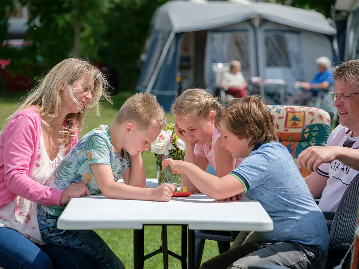 Gezin op de camping