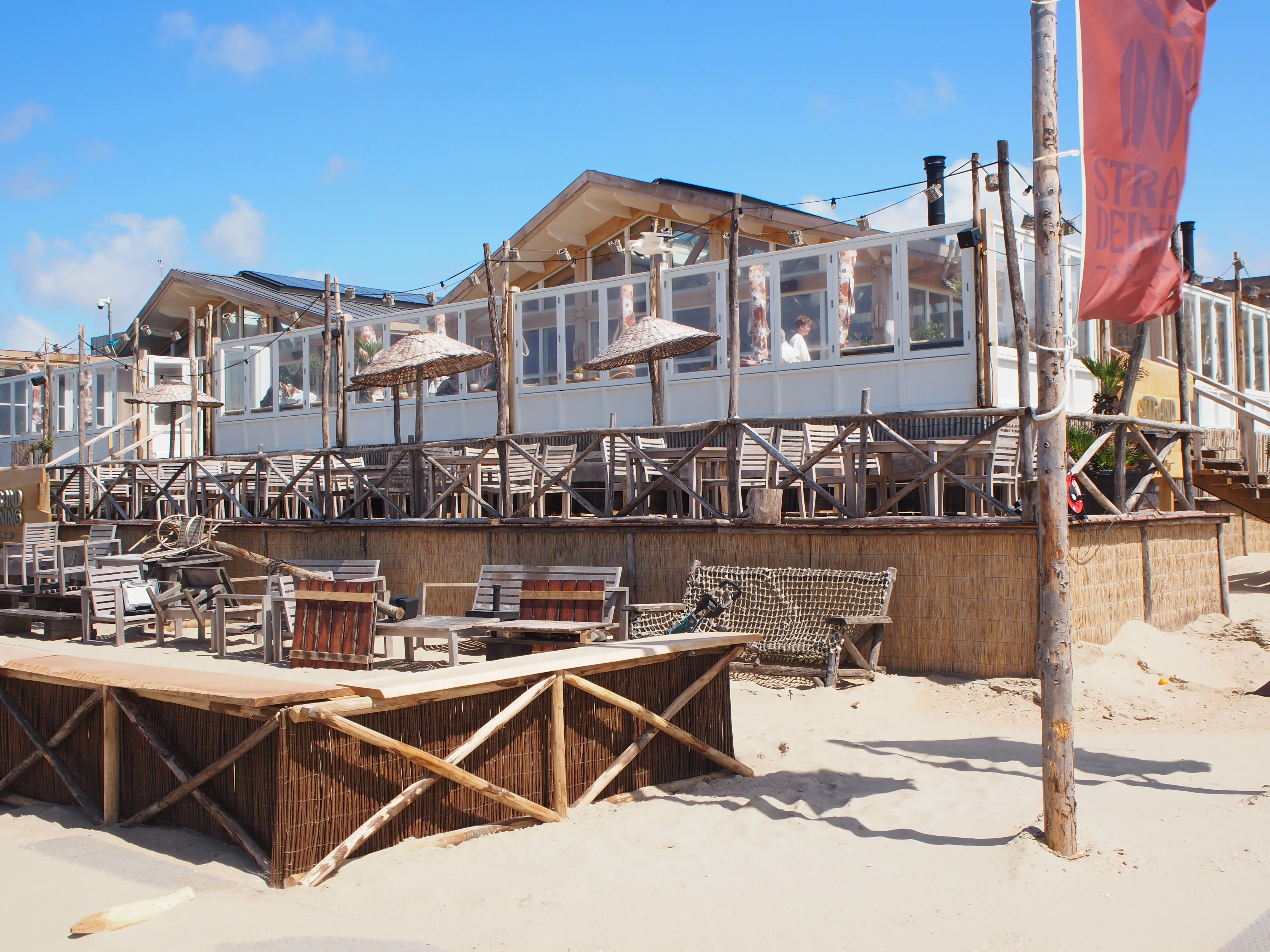 Houten speelbootje op het strandplateau