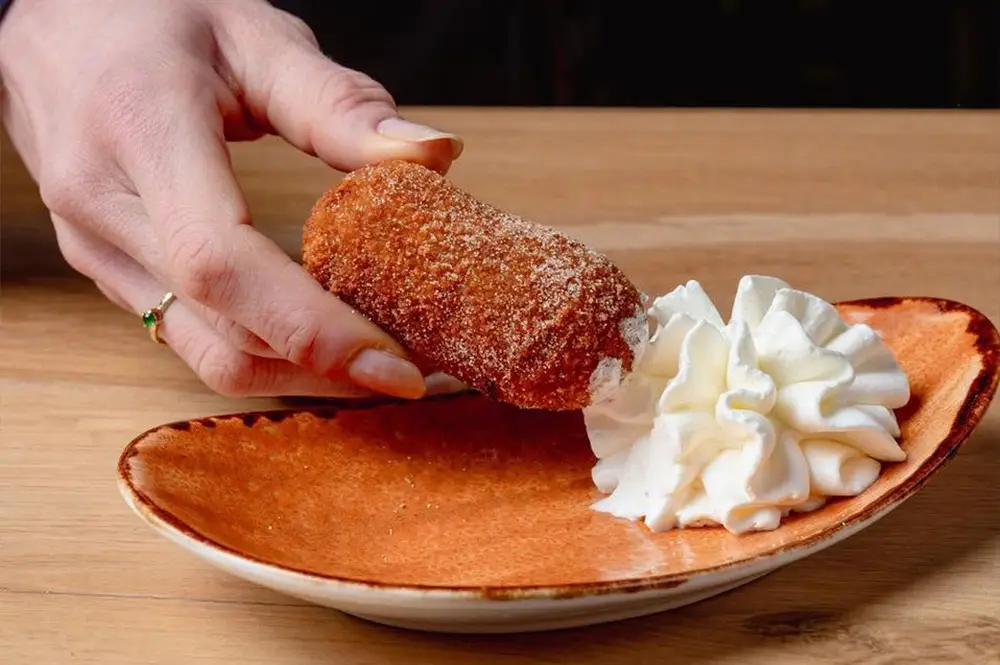 Appeltaart kroket met slagroom