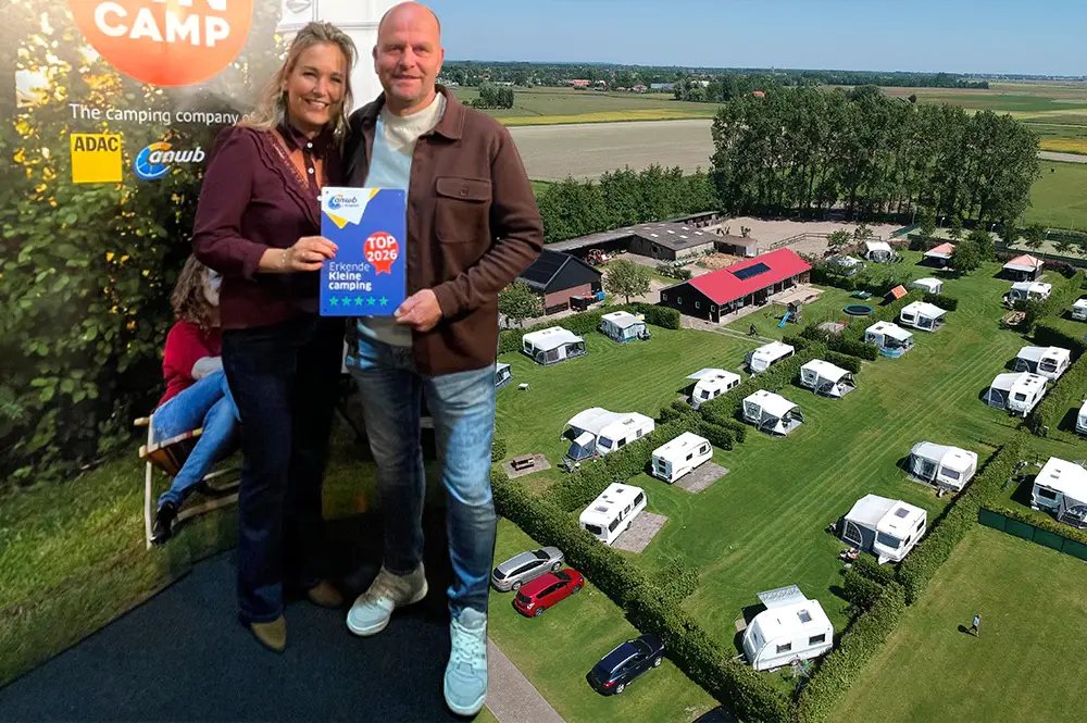 Eigenaren van camping de Nesse met oorkonde