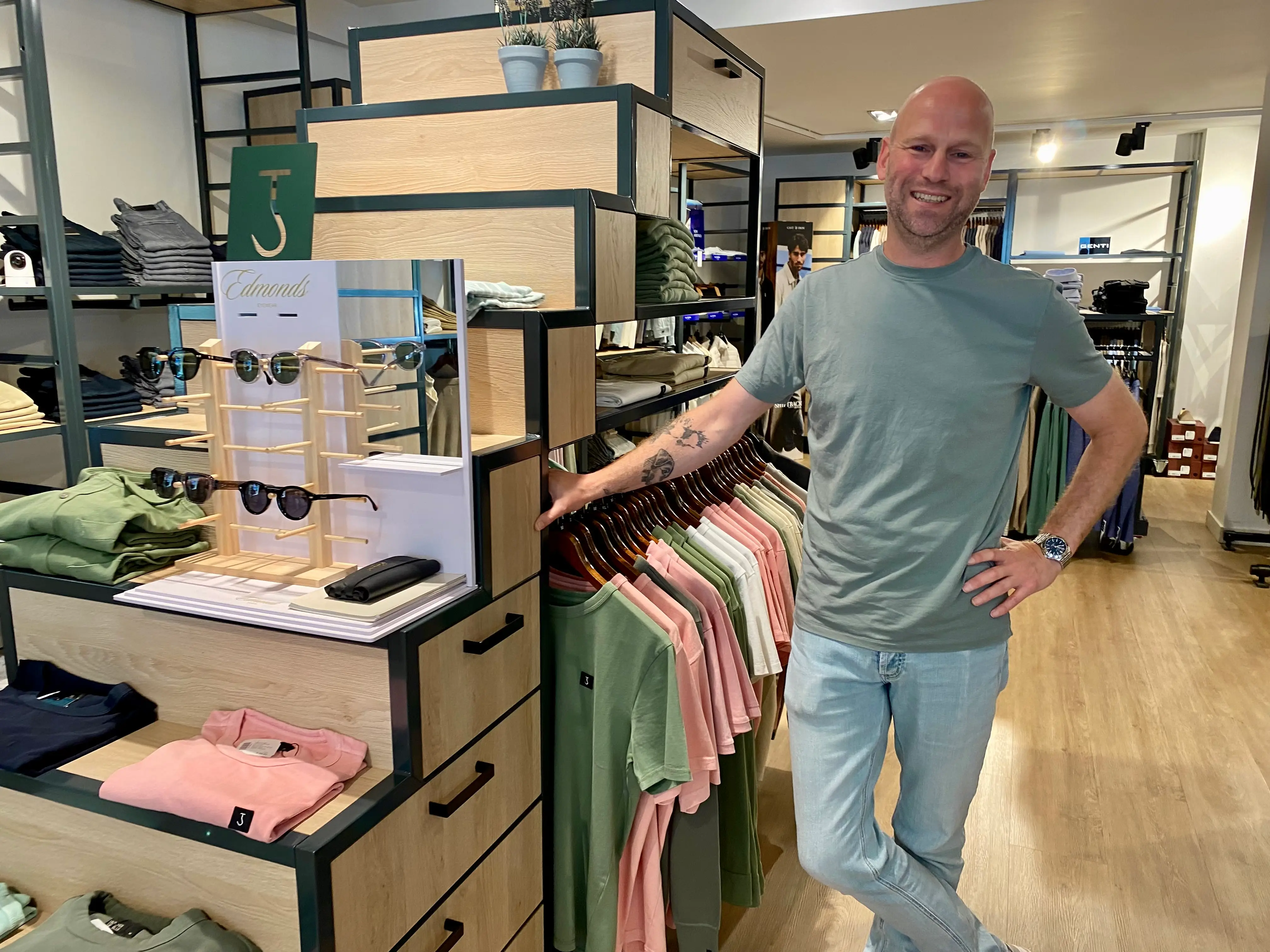 Maurice Buis van Esclusivo herenmode en Bea van Roots Market over de Zomerbraderie