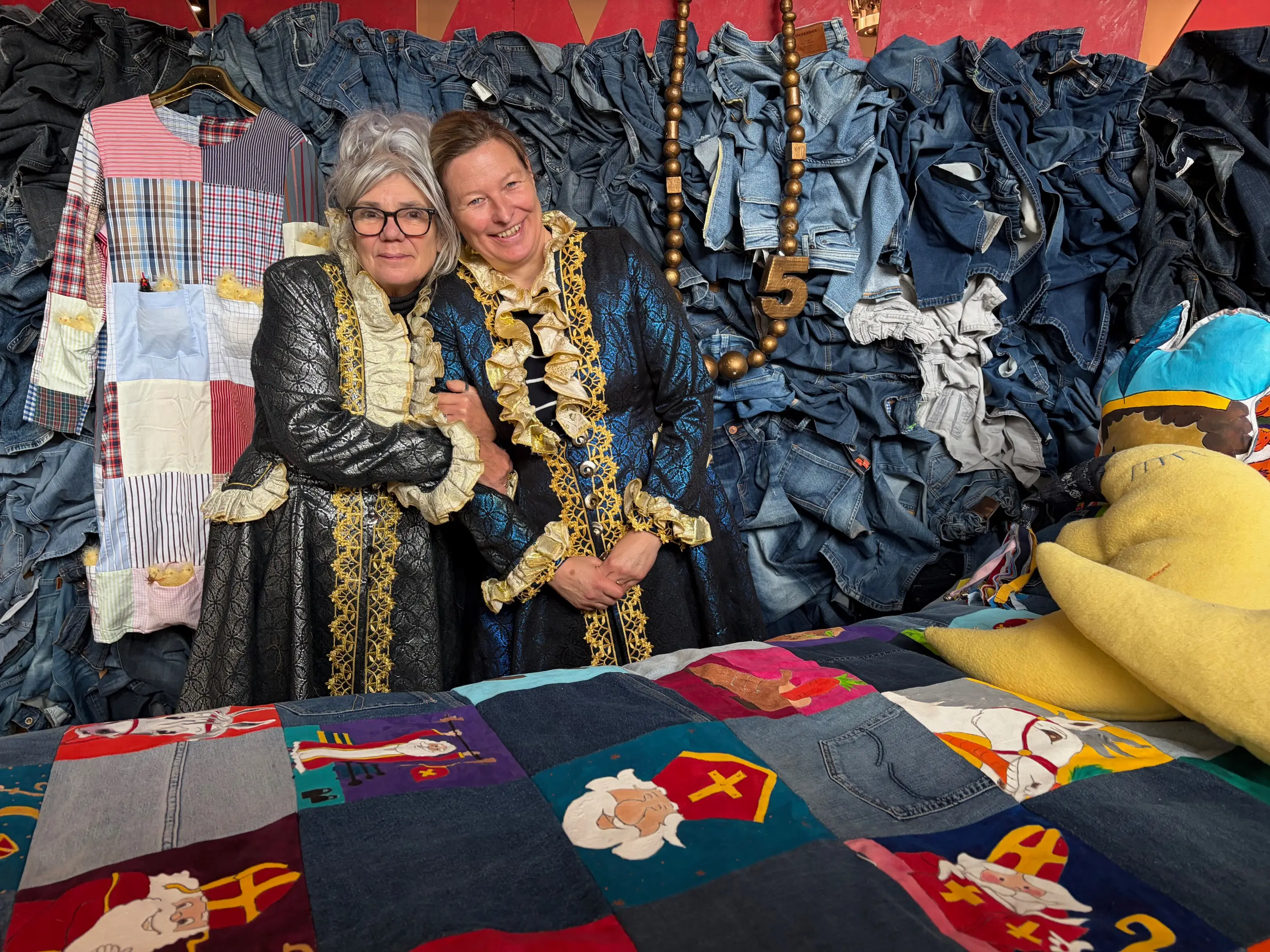 De Creatieve Wieven voor de spijkerbroekenmuur